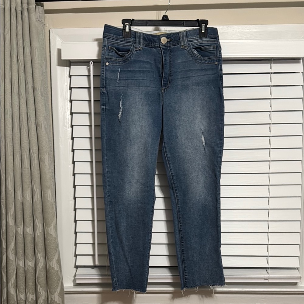 Democracy Blue Ankle Cropped Jeans with Distressed Details